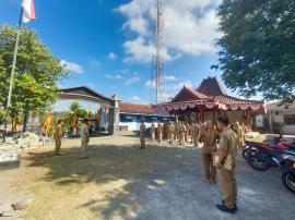 Lurah Ngalang Memimpin Apel Hari Senin